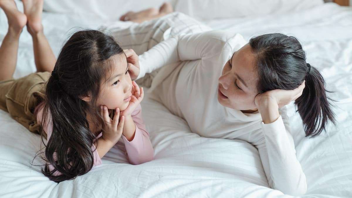 what is the best time to talk to kids, mom talking with her little girl